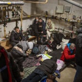 Guerra Ucrania: Ciudadanos ucranianos en un refugio durante los ataques rusos
