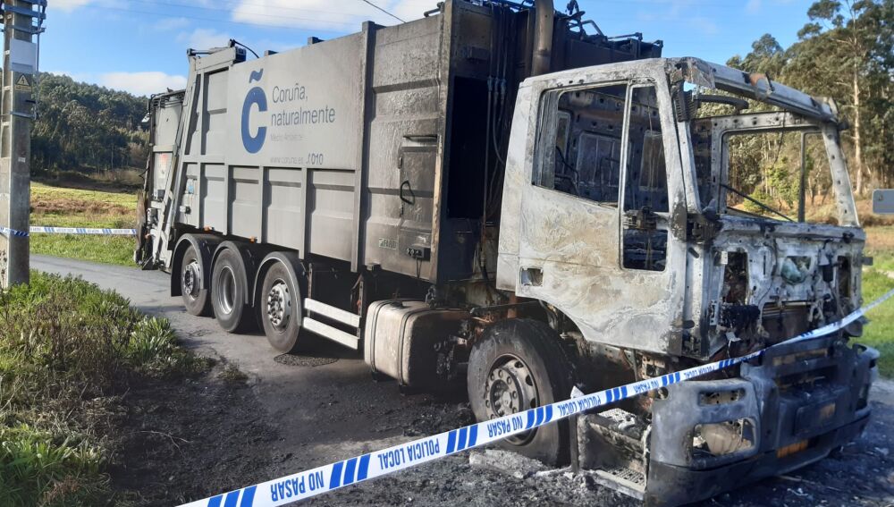 Camión de basura quemado en Feáns