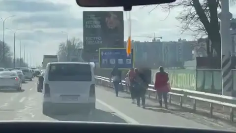 La gente abandona Kiev andando por las carreteras. GUERRA UCRANIA RUSIA