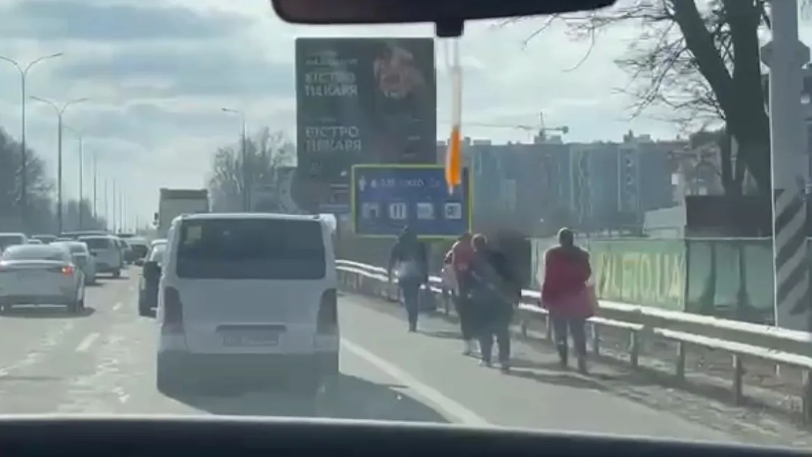 La gente abandona Kiev andando por las carreteras. GUERRA UCRANIA RUSIA