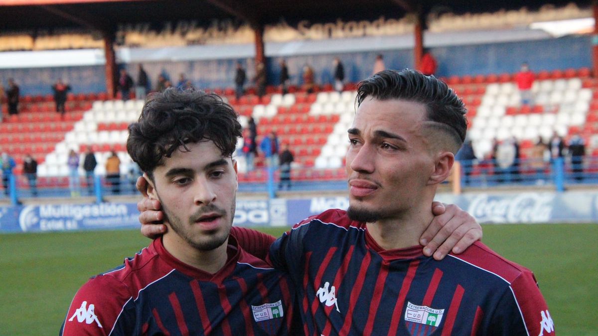 La plantilla del Extremadura anuncia huelga para este fin de semana y no jugará contra el Racing de Ferrol La plantilla del Extremadura anuncia huelga para este fin de semana y no jugará contra el Racing de Ferrol