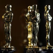 Imagen de archivo con varias estatuillas de los Oscar