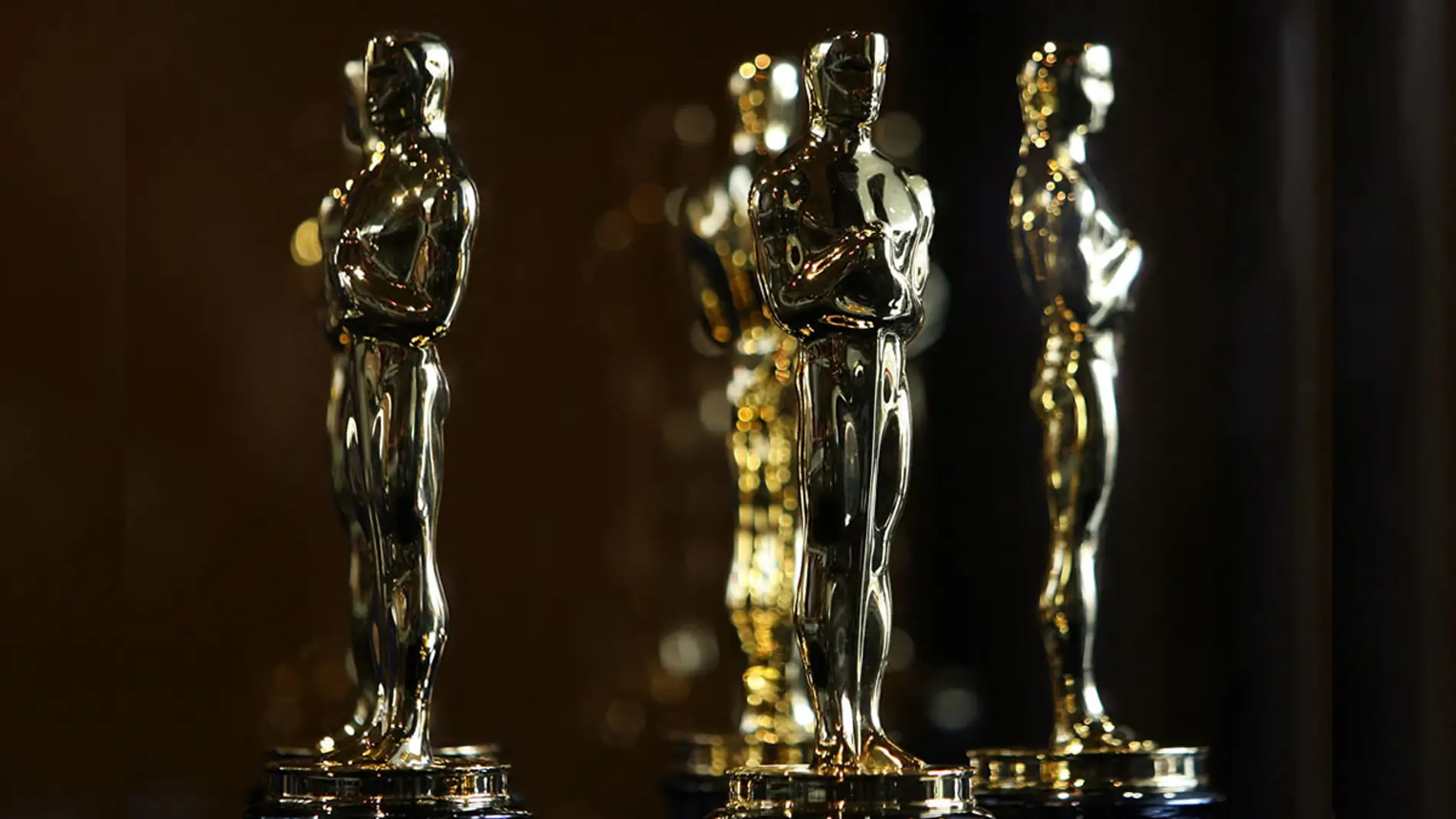 Imagen de archivo con varias estatuillas de los Oscar