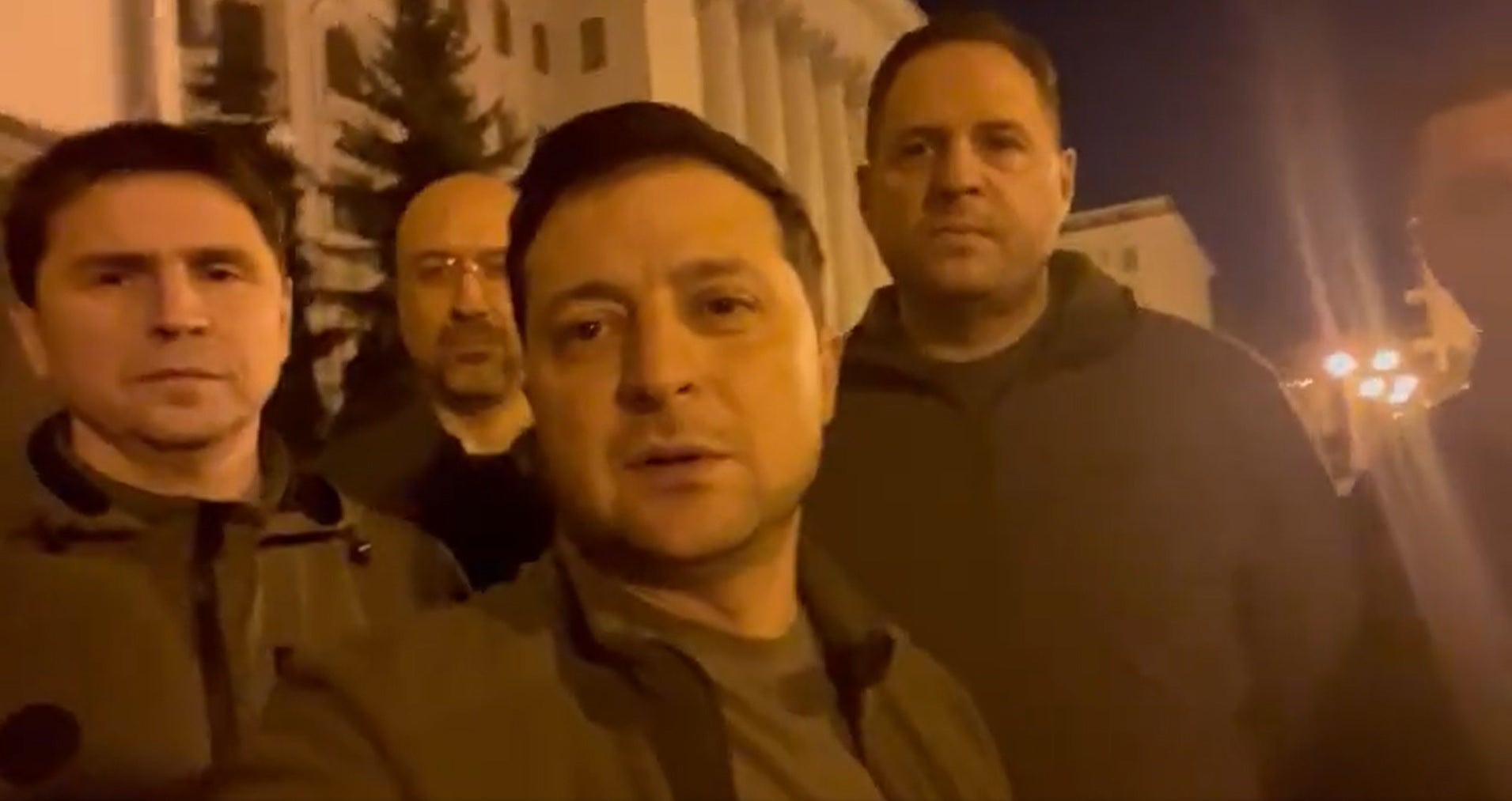 Zelenski reaparece en las calles de Kiev: "El presidente está aquí. Manténganse firmes" Zelenski reaparece en las calles de Kiev: "El presidente está aquí. Manténganse firmes"