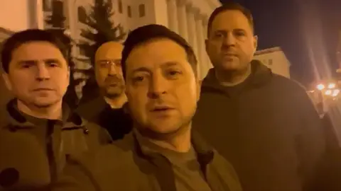 Zelenski reaparece en las calles de Kiev: "El presidente está aquí. Manténganse firmes" Zelenski reaparece en las calles de Kiev: "El presidente está aquí. Manténganse firmes"