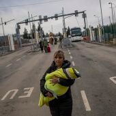 Una mujer ucraniana huyendo con su hijo del país