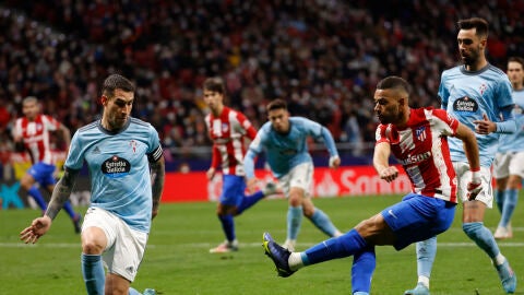 El centrocampista del Atl&eacute;tico de Madrid Renan Lodi (d) chuta ante Hugo Mallo para marcar ante el Celta