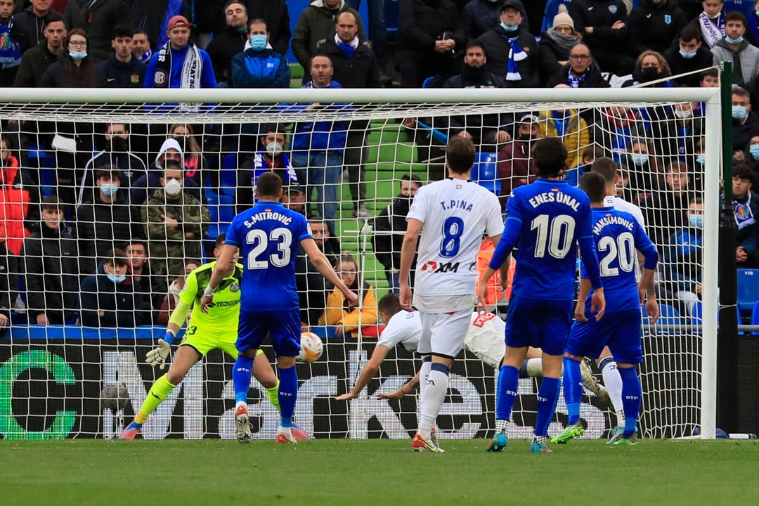 El Getafe empata contra el Alavés con dos golazos de Ünal El Getafe empata contra el Alavés con dos golazos de Ünal