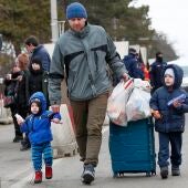 Refugiados ucranianos cruzando a Rumanía 
