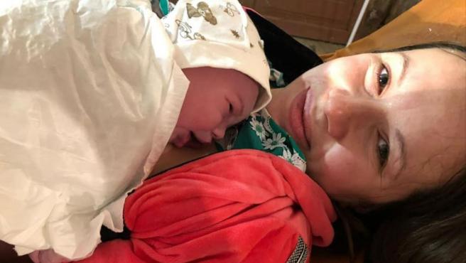 Una mujer da a luz en el metro de Kiev en medio de los bombardeos rusos Una mujer da a luz en el metro de Kiev en medio de los bombardeos rusos