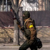Un soldado ucraniano porta su arma por las calles de Kiev
