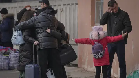 Familias ucranianas abrazadas Vadim Ghirda | Gtres