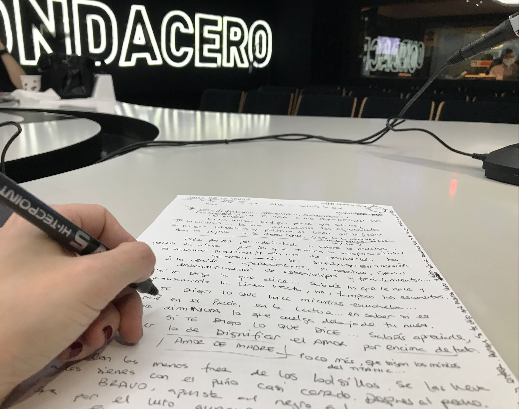 El garabato de Isabel Lobo a Jaime de los Santos: "Desencasillado, atributado, atributante, despatologizado, escribidor a la Elvira como parrafador de su madre" El garabato de Isabel Lobo a Jaime de los Santos: "Desencasillado, atributado, atributante, despatologizado, escribidor a la Elvira como parrafador de su madre"