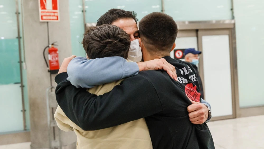 Jorge López e Izan Martín, preparador físico del Dnipro, fueron recibidos por sus familiares en el aeropuerto.