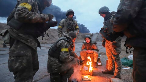 Soldados ucranianos se calientan en una hoguera en las inmediaciones de Kiev, Ucrania