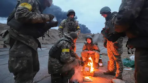Soldados ucranianos se calientan en una hoguera en las inmediaciones de Kiev, Ucrania Soldados ucranianos se calientan en una hoguera en las inmediaciones de Kiev, Ucrania