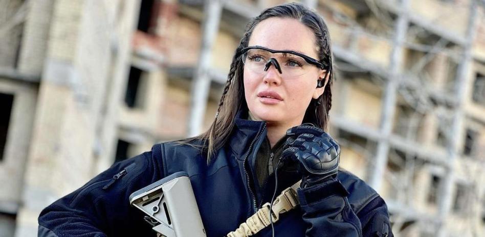 Miss Ucrania se une al ejército para luchar por su país y detener la invasión de Rusia Miss Ucrania se une al ejército para luchar por su país y detener la invasión de Rusia