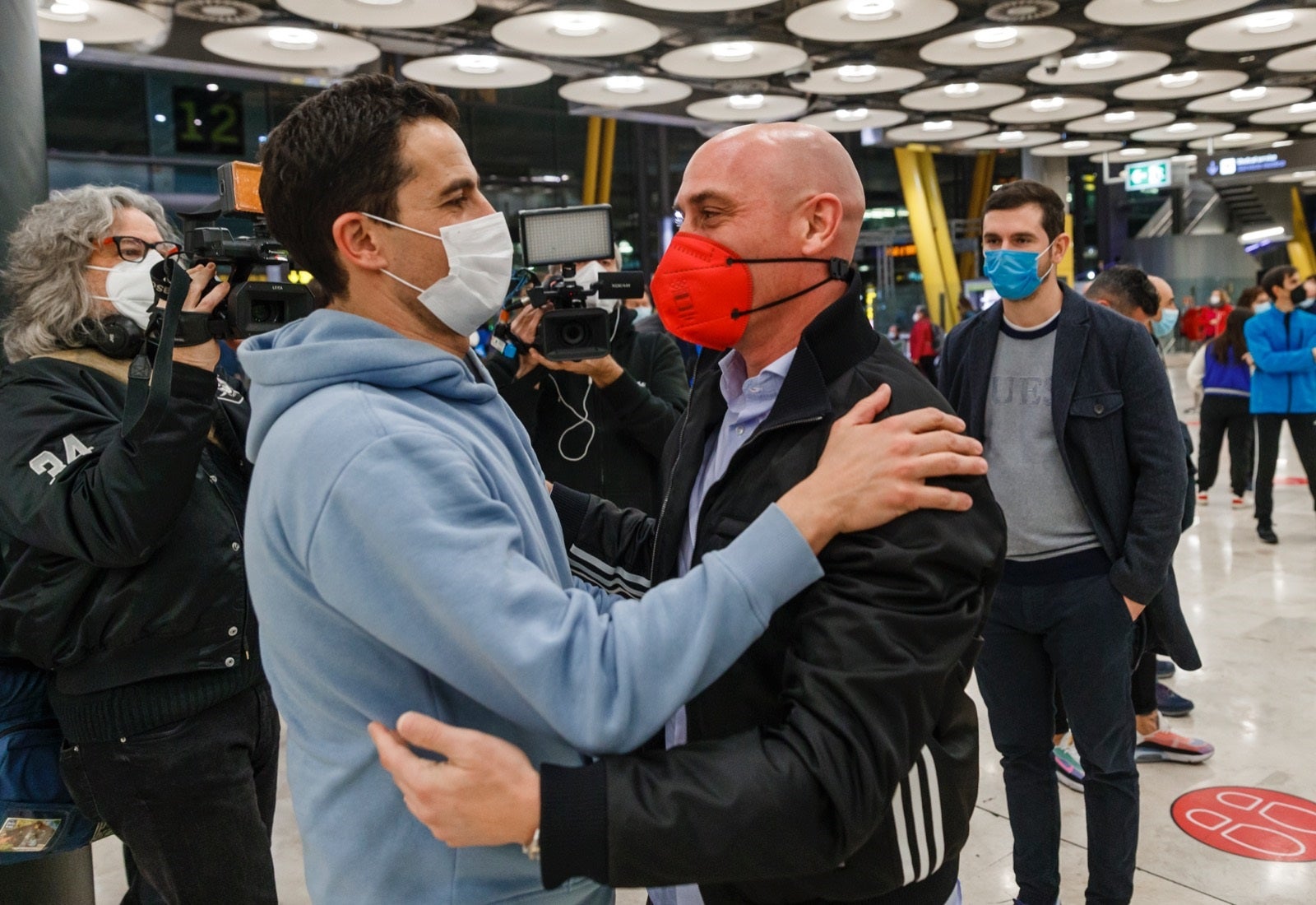 Un dispositivo de la Federación, coordinado por Rubiales, devuelve a siete técnicos y jugadores a España Un dispositivo de la Federación, coordinado por Rubiales, devuelve a siete técnicos y jugadores a España