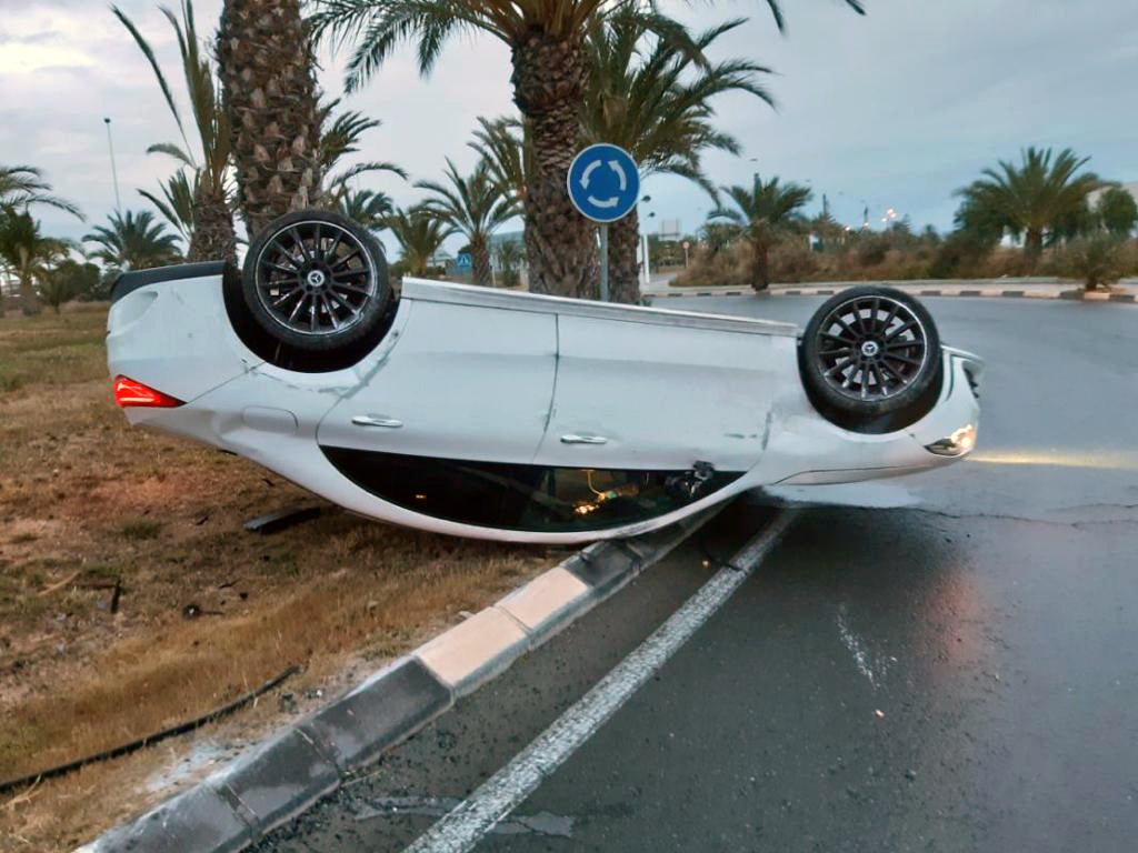 La Policía Local Elche asiste el vuelco de un vehículo en la Ronda Norte cuyo conductor lo ha abandonado en el lugar La Policía Local Elche asiste el vuelco de un vehículo en la Ronda Norte cuyo conductor lo ha abandonado en el lugar