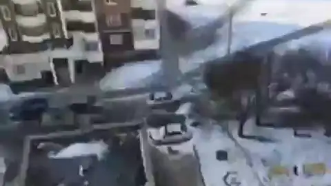 Un vecino graba desde su casa en Járkov cómo los tanques llegan a sus calles Un vecino graba desde su casa en Járkov cómo los tanques llegan a sus calles