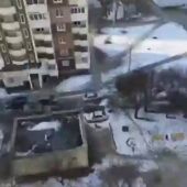 Un vecino graba desde su casa en Járkov cómo los tanques llegan a sus calles