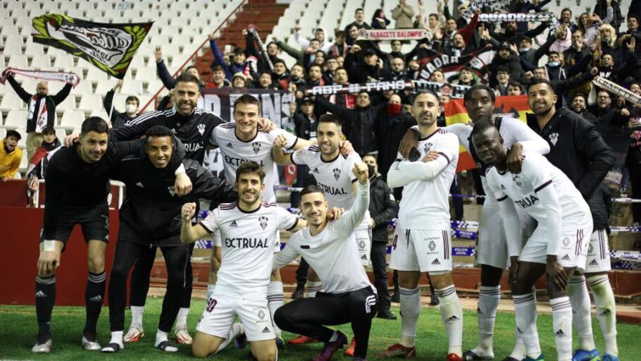 Los futbolistas del Albacete celebran el triunfo con su afici&oacute;n