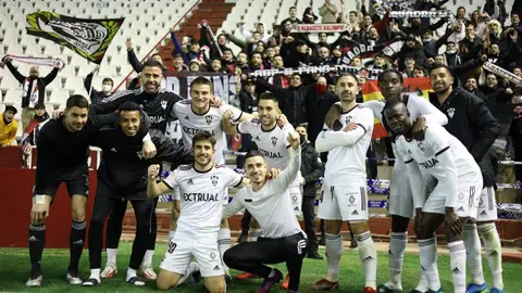 Los futbolistas del Albacete celebran el triunfo con su afición Los futbolistas del Albacete celebran el triunfo con su afición
