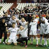 Los futbolistas del Albacete celebran el triunfo con su afición