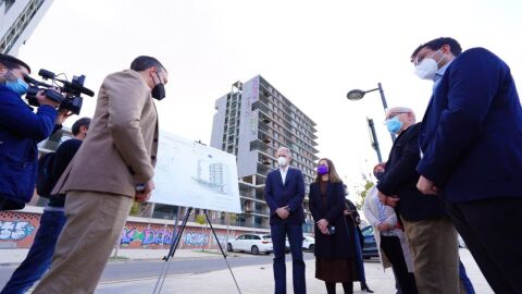 Belarra ha visitado la zona en la que recuperara un edificio abandonada para construir viviendas sociales.