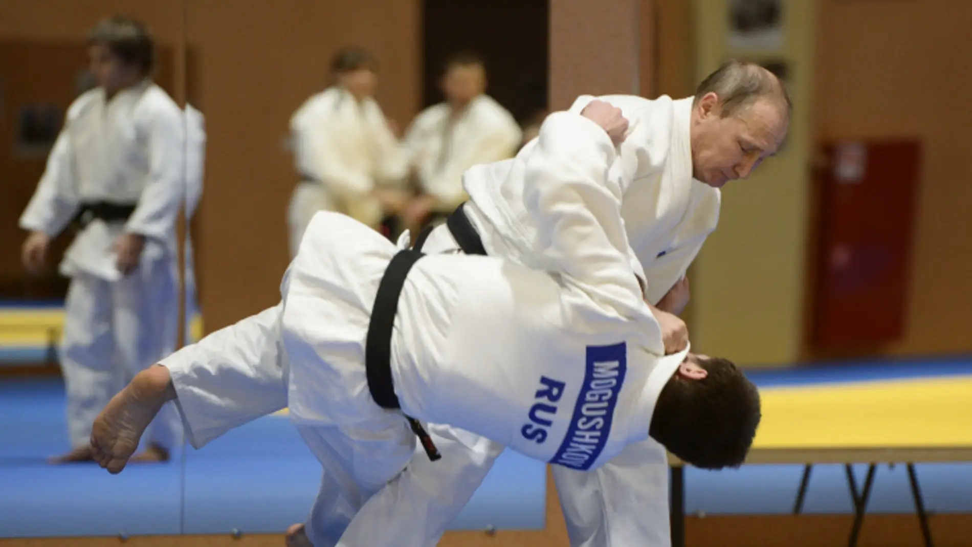 El presidente ruso Vladimir Putin derriba a un oponente en una sesión de judo.