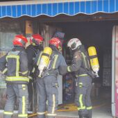 Desalojado un edificio tras declararse un incendio en un bazar chino en Oropesa