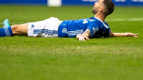 Borja Bast&oacute;n, en el suelo en el partido ante la Real Sociedad B