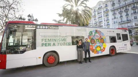 Autobús de la EMT con un vinilo especial con motivo del Día de la Mujer Autobús de la EMT con un vinilo especial con motivo del Día de la Mujer