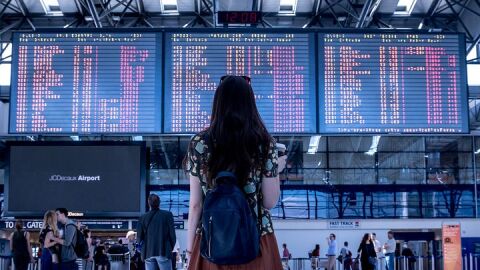 Viajera en un aeropuerto