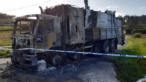 Camión de basura quemado en Feáns Emergencia sanitaria en A Coruña por el conflicto de la recogida de basura