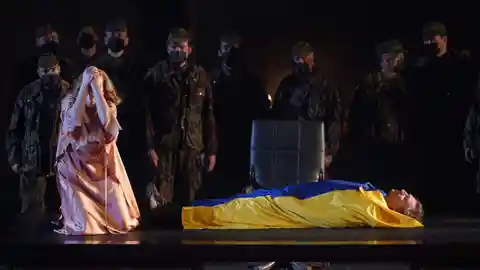 Escena de la ópera 'El ocaso de los dioses' donde se homenajea a las víctimas de la guerra en Ucrania Escena de la ópera 'El ocaso de los dioses' donde se homenajea a las víctimas de la guerra en Ucrania