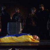 Escena de la ópera 'El ocaso de los dioses' donde se homenajea a las víctimas de la guerra en Ucrania