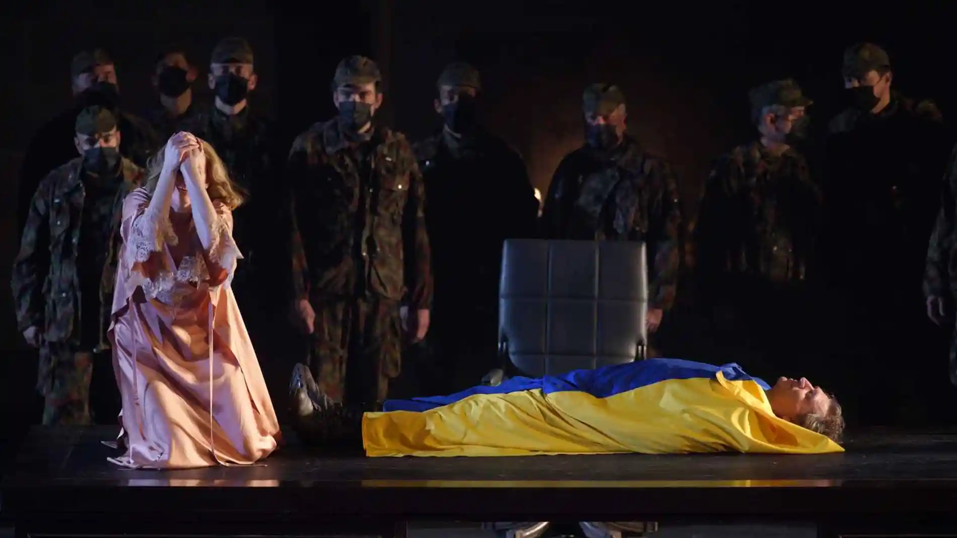 Escena de la ópera 'El ocaso de los dioses' donde se homenajea a las víctimas de la guerra en Ucrania