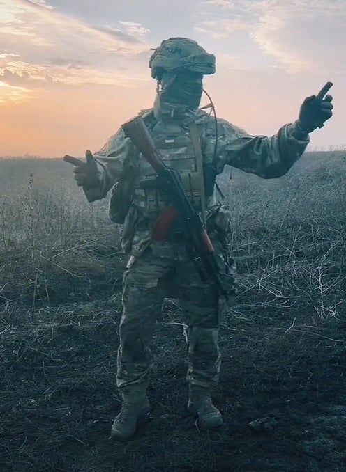 Reaparece el soldado ucraniano que comparte vídeos en TikTok para su hija, tras los rumores de su muerte Reaparece el soldado ucraniano que comparte vídeos en TikTok para su hija, tras los rumores de su muerte