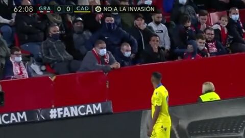 Un seguidor insulta a Carlos Akapo desde la grada