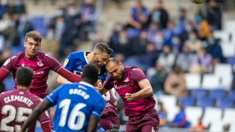 Una jugada del partido entre el Oviedo y la real Sociedad B