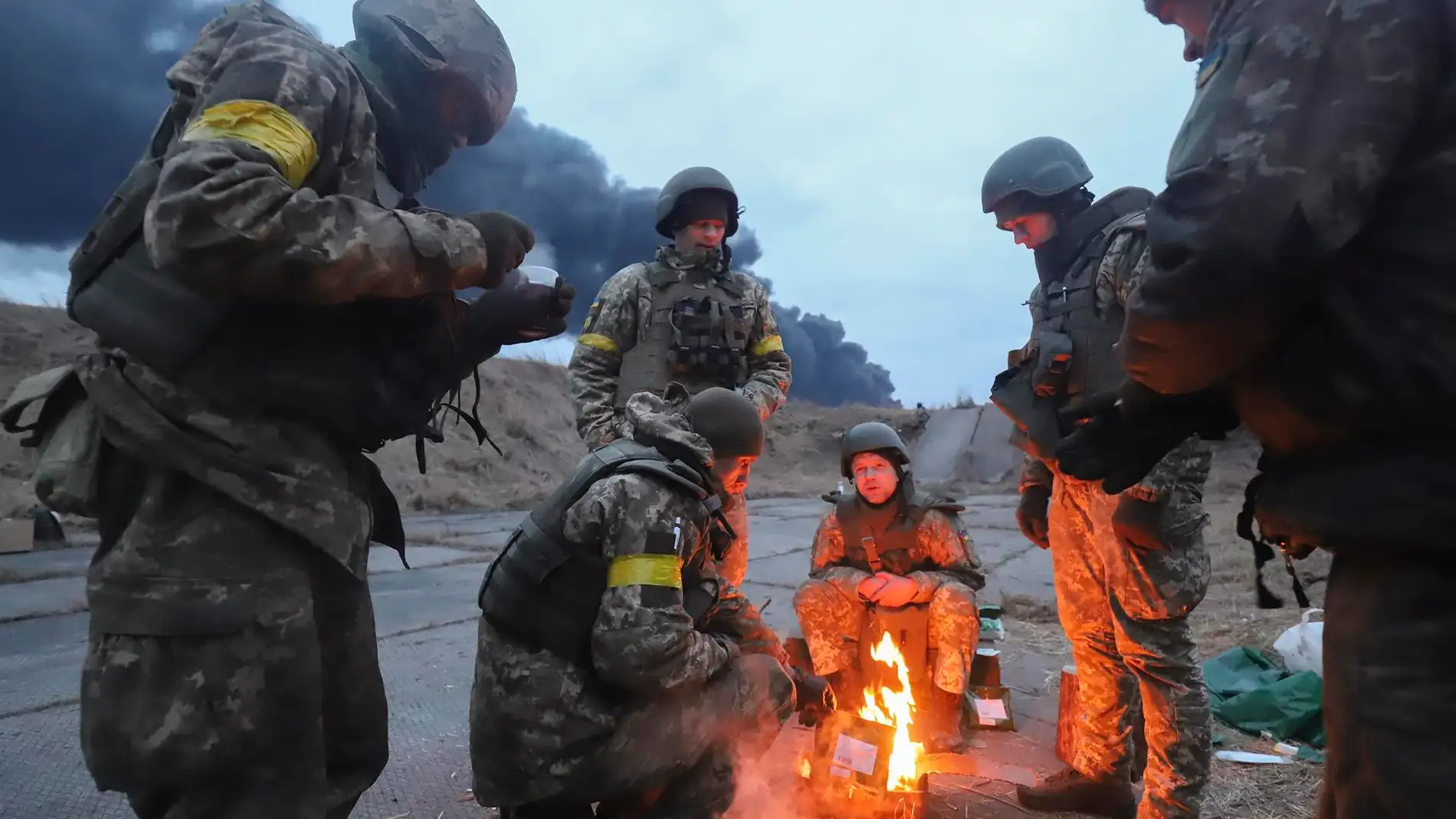 Soldados ucranianos se calientan en una hoguera en las inmediaciones de Kiev.