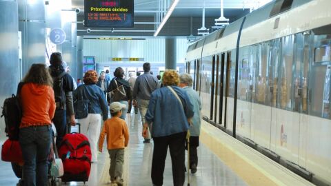 Imagen de un convoy de Metrovalència detenido en una de las estaciones subterráneas de la red