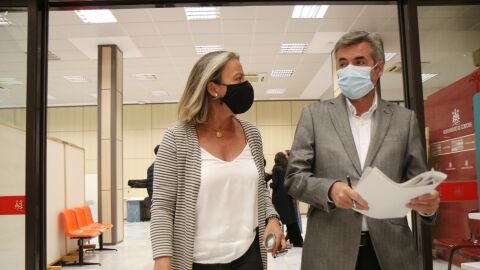 Isabel Alb&aacute;s y Miguel &Aacute;ngel Torrico al t&eacute;rmino de la Junta de Gobierno Local