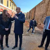 José Antonio Díez y Ester Muñoz visitan las catas arqueológicas de la carretera de los cubos. José Antonio Díez y Ester Muñoz visitan las catas arqueológicas de la carretera de los cubos.