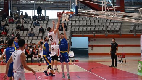 Una jugada de un partido del Corinto Gij&oacute;n Baloncesto