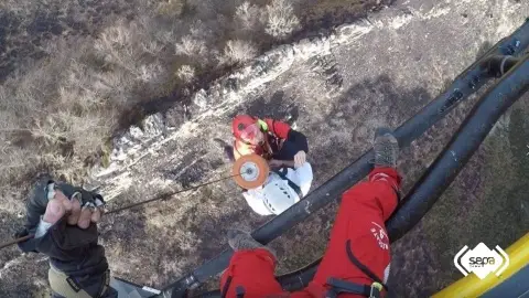 IBombers demanen conèixer amb detall el medi natural que es vol visitar Imagen de un rescate de montaña en Asturias