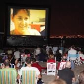 Imagen de archivo de una proyección del Festival Internacional de Cine de Elche en la playa de Arenales del Sol.