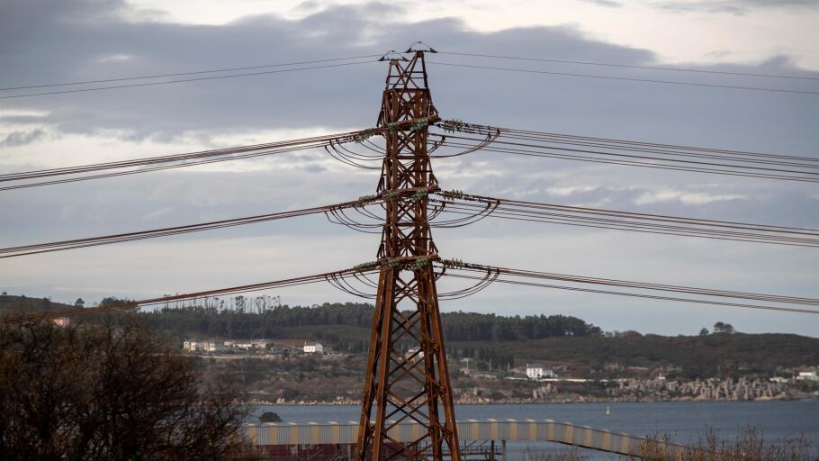 Una torreta de alta tensi&oacute;n en las instalaciones de la factor&iacute;a Alcoa, en una fotograf&iacute;a de archivo.