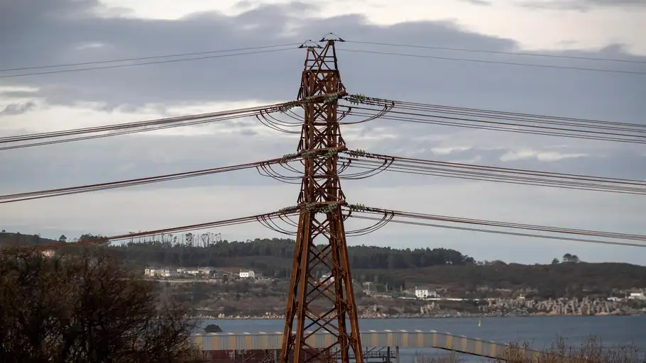 Una torreta de alta tensión en las instalaciones de la factoría Alcoa, en una fotografía de archivo. Una torreta de alta tensión en las instalaciones de la factoría Alcoa, en una fotografía de archivo.
